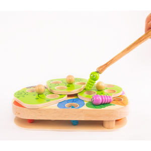 Chytání housenek – dřevěná motorická stolní hra s magnety